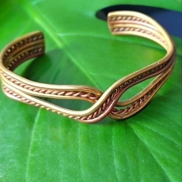 VINTAGE BRASS BRACELET- ADJUSTABLE! - Picture 1 of 3